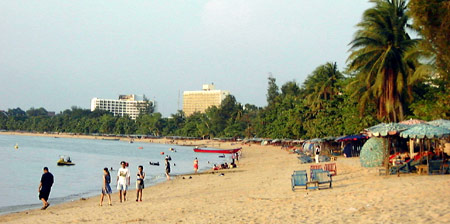 PattayaBeach.jpg (37654 octets)