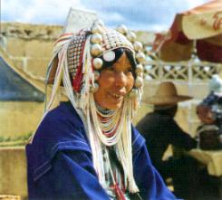 Une 
      femme de la tribu montagnarde des Akhas, au Nord