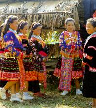 Jeunes 
  filles de la tribu des Meos